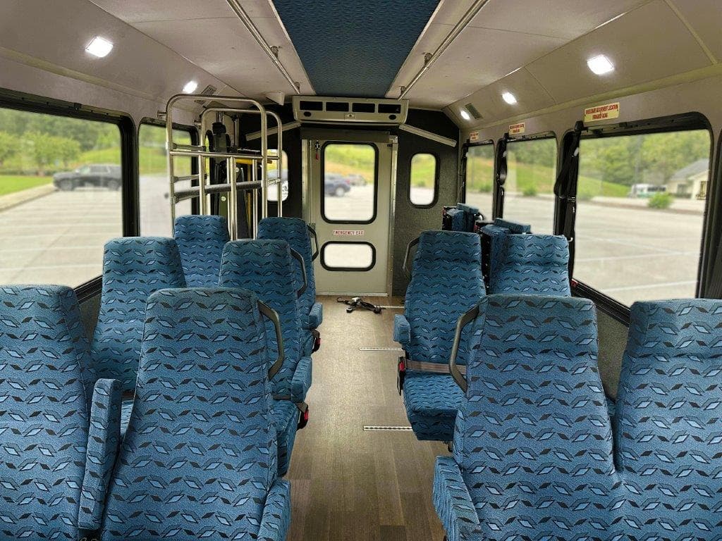 2018 Glaval Universal Shuttle Bus - Image 4