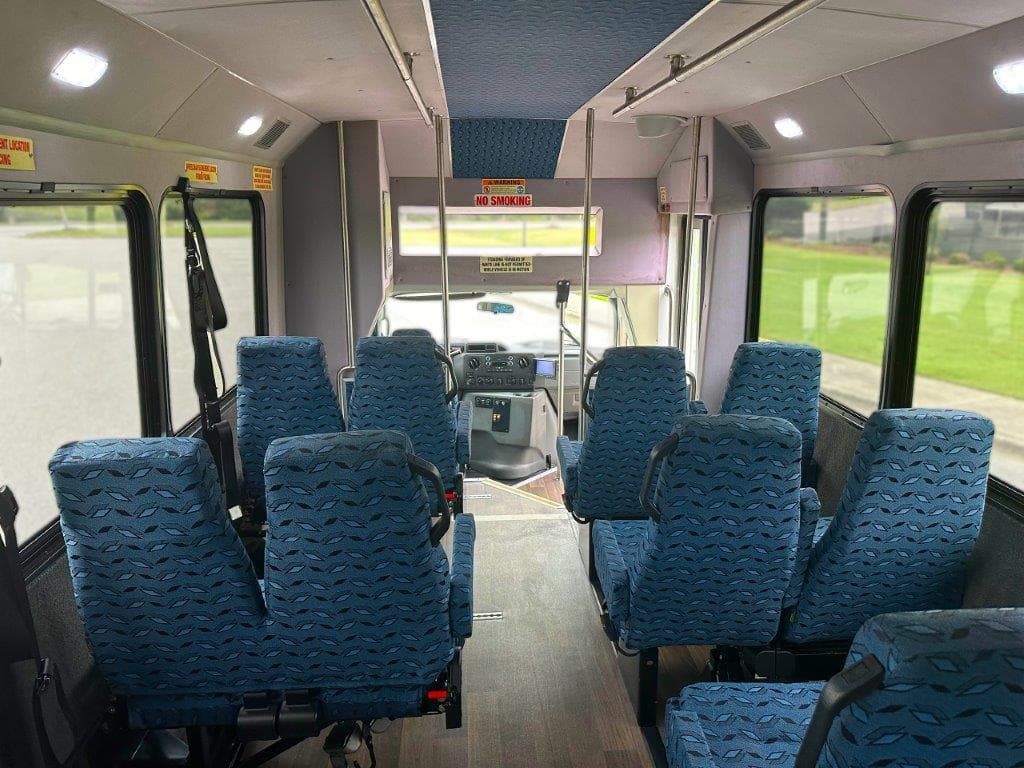 2018 Glaval Universal Shuttle Bus - Image 5