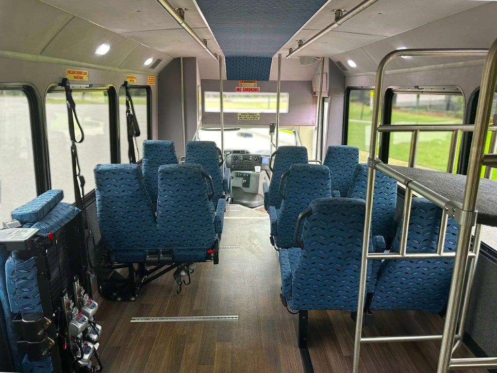 2018 Glaval Universal Shuttle Bus - Image 7