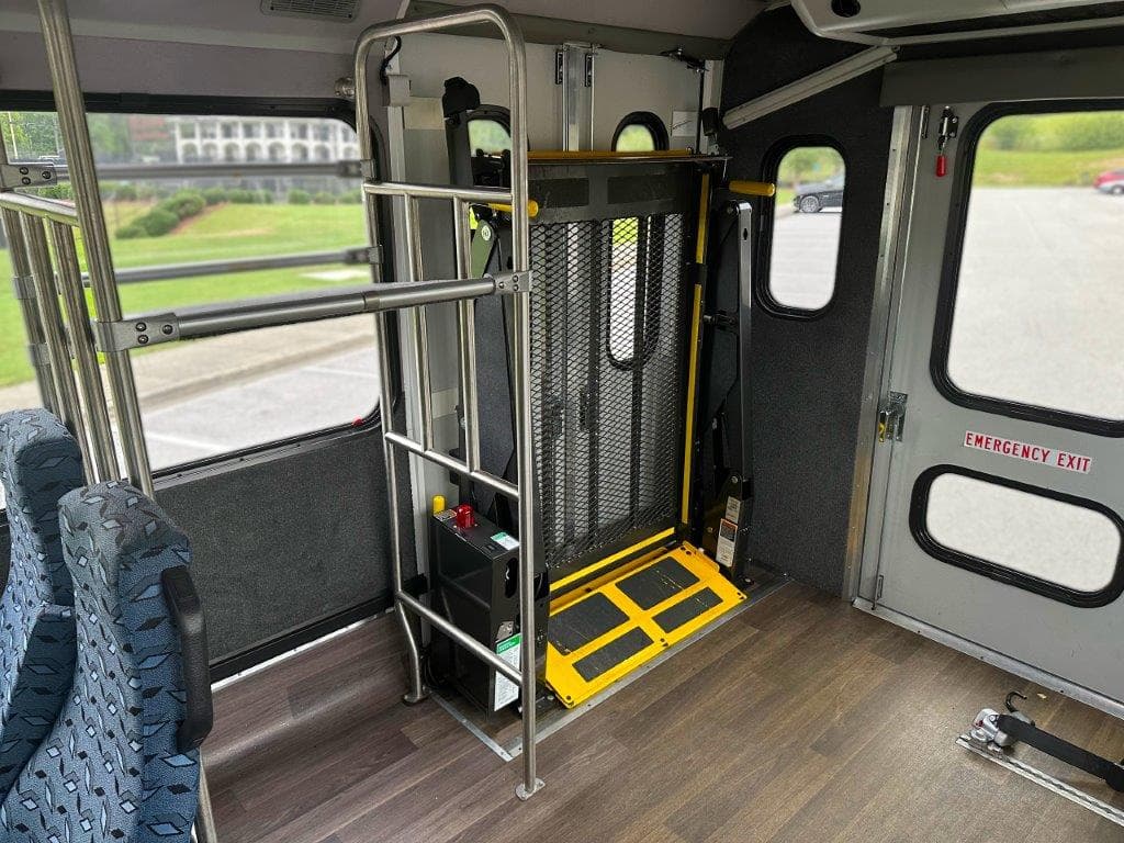 2018 Glaval Universal Shuttle Bus - Image 9