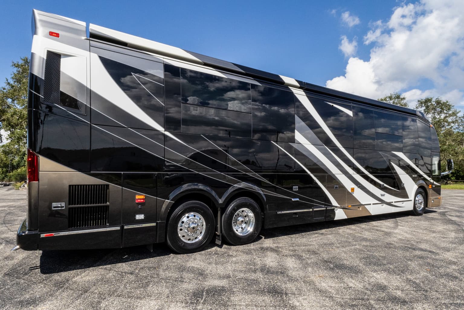 2021 Prevost Emerald H3-45 Motorcoach - Image 1