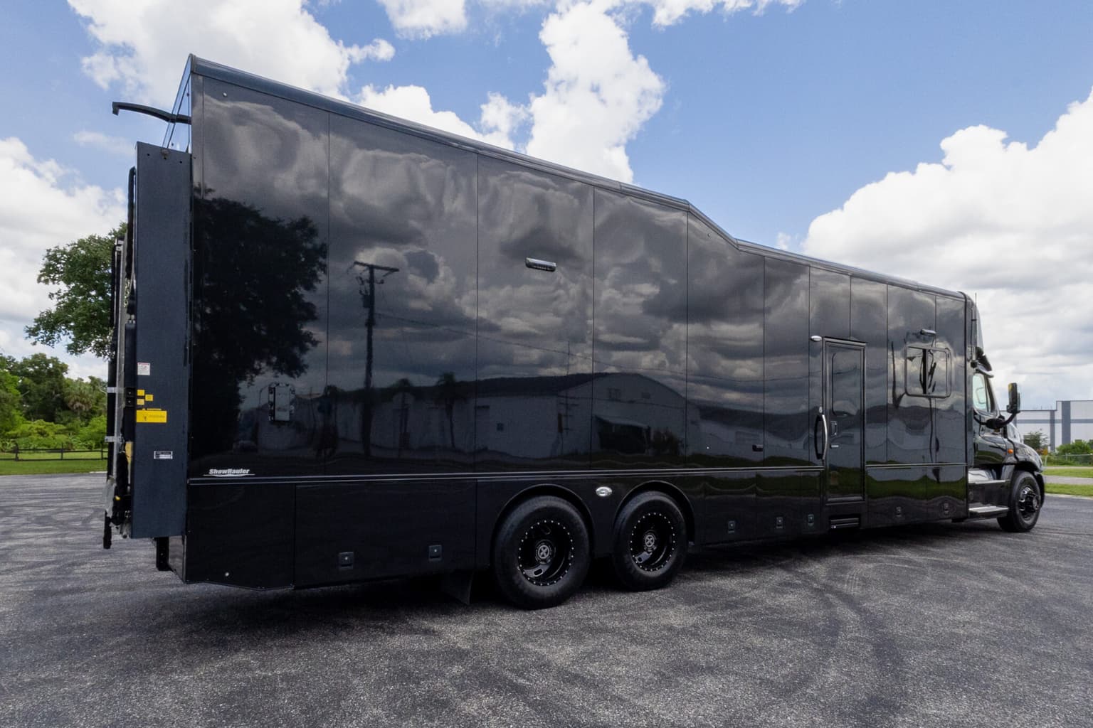2020 ShowHauler Cascadia Motorcoach - Image 1