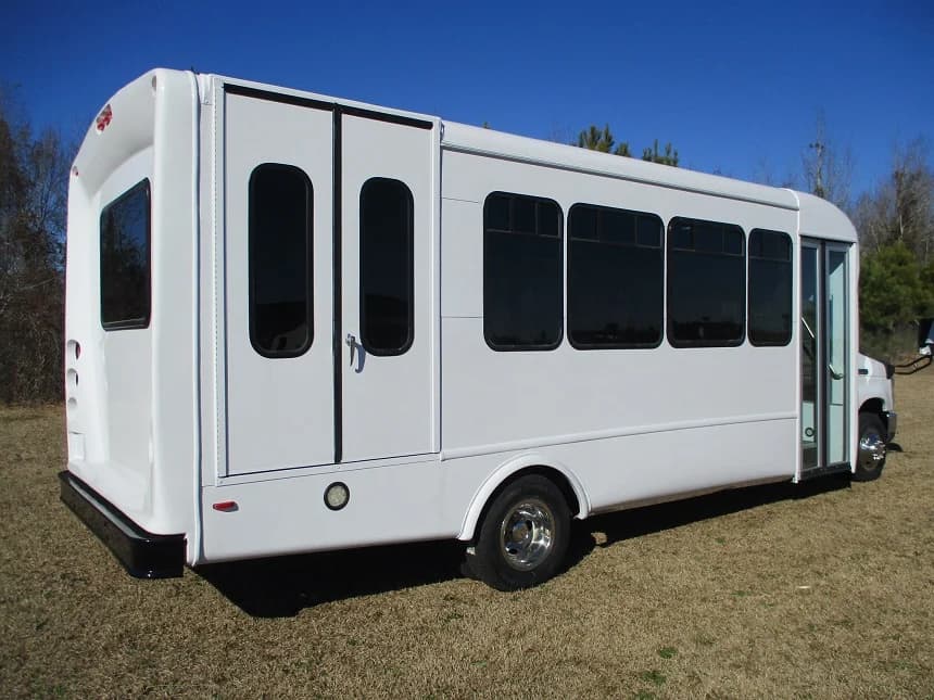 2016 Ford E450 Starcraft Shuttle Bus - Image 4