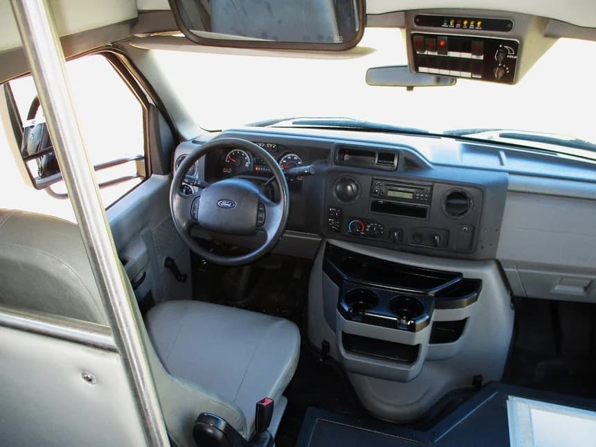 2016 Ford E450 Starcraft Shuttle Bus - Image 5