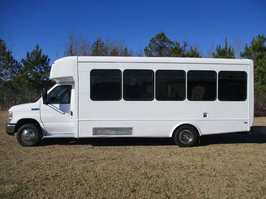2016 Ford E450 Starcraft Shuttle Bus - Image 1