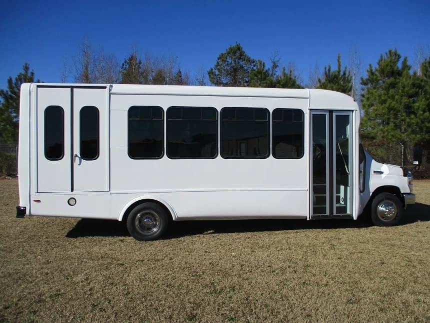 2016 Ford E450 Starcraft Shuttle Bus - Image 10
