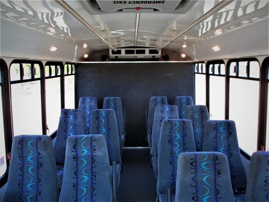 2014 Chevrolet 3500 Eldorado Aerotech Shuttle Bus - Image 10