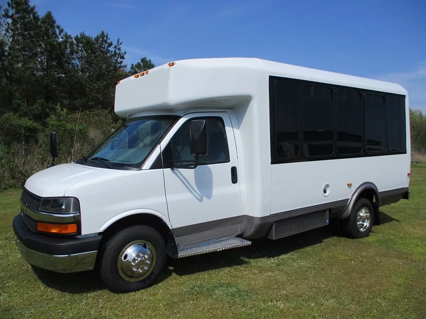 2014 Chevrolet 3500 Eldorado Aerotech Shuttle Bus - Image 1
