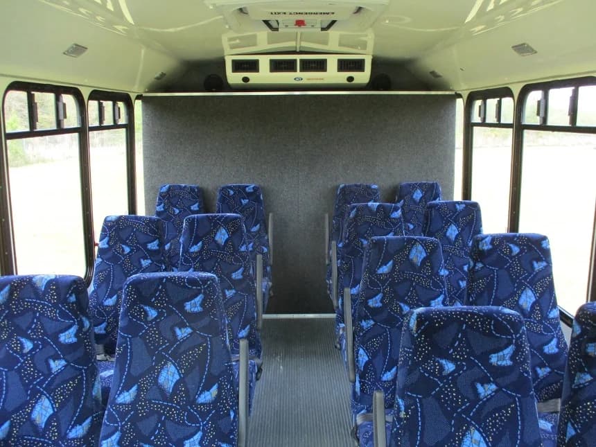 2014 Chevrolet 3500 Eldorado Aerotech Shuttle Bus - Image 10