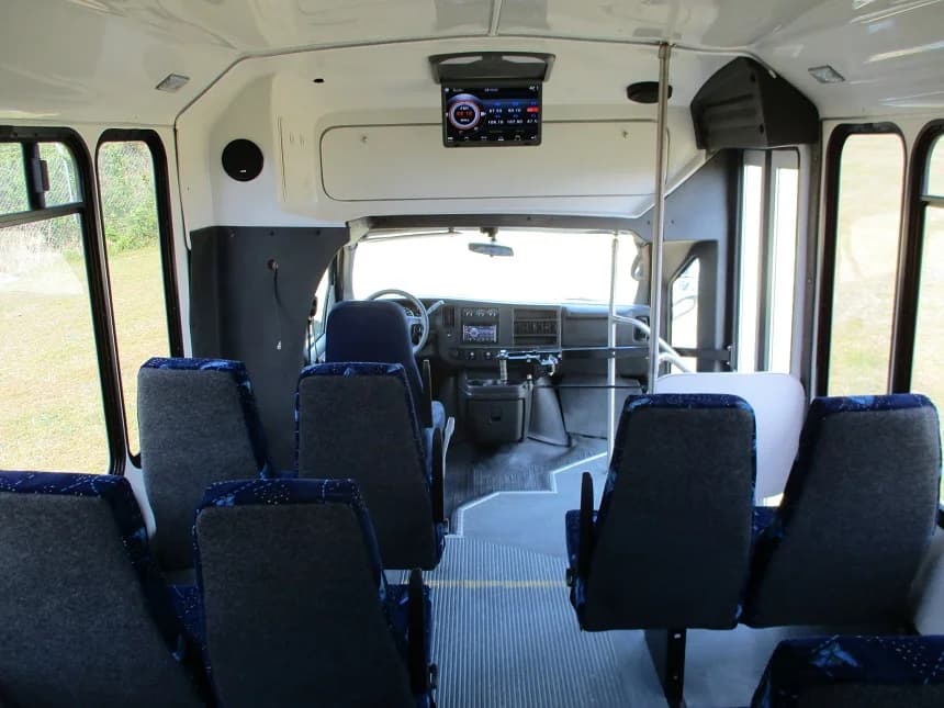 2014 Chevrolet 3500 Eldorado Aerotech Shuttle Bus - Image 11