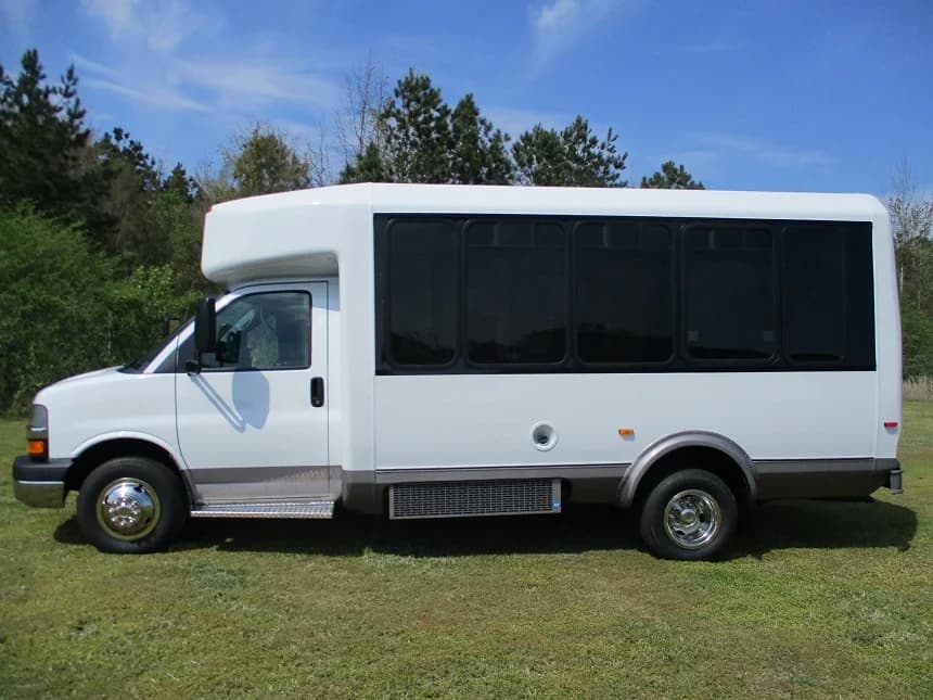 2014 Chevrolet 3500 Eldorado Aerotech Shuttle Bus - Image 2