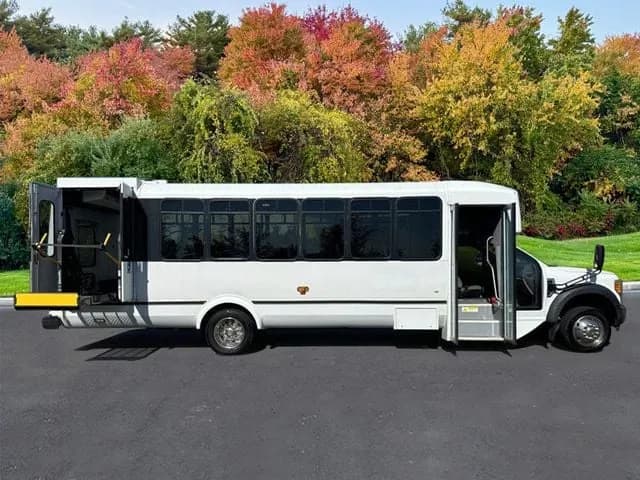 2017 Ford F550 El Dorado ADA Shuttle Bus - Image 3