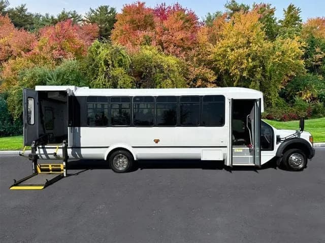 2017 Ford F550 El Dorado ADA Shuttle Bus - Image 4