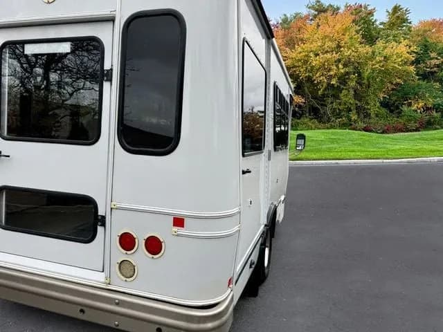 2016 Ford E350 Non-CDL ADA Shuttle Bus - Image 7