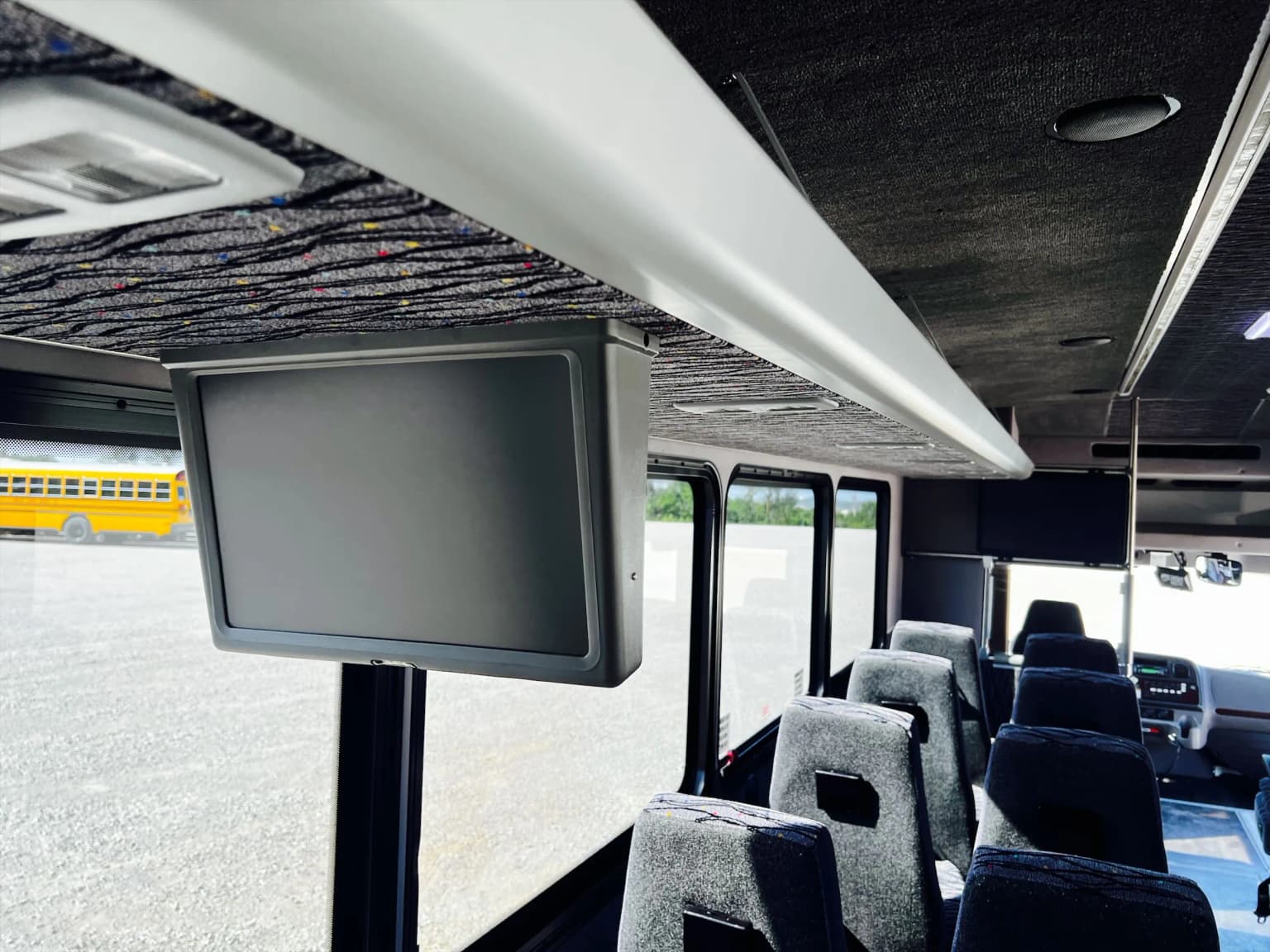 2015 Freightliner Glaval Shuttle Bus - Image 9