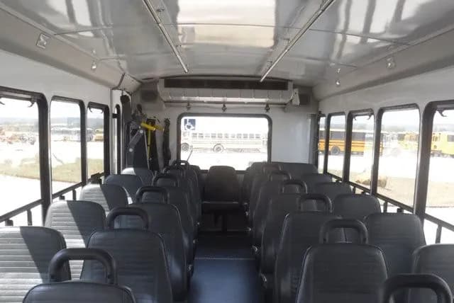 2020 Ford F550 Starcraft Mid Size Bus - Image 3