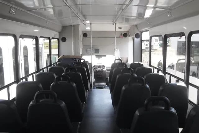 2020 Ford F550 Starcraft Mid Size Bus - Image 4