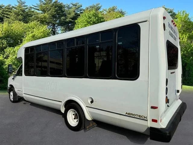 2017 Ford E450 ADA Shuttle Bus - Image 11