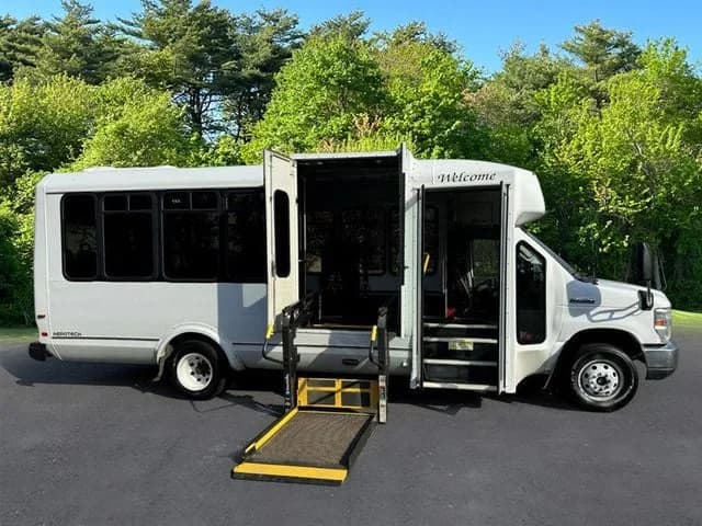 2017 Ford E450 ADA Shuttle Bus - Image 4