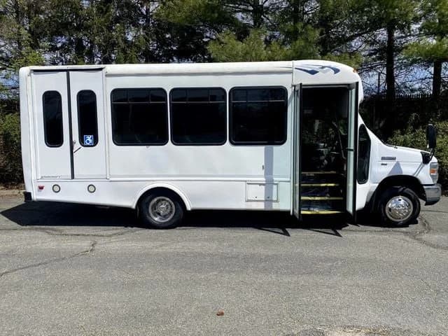 2014 Ford E350 Shuttle Bus - Image 2
