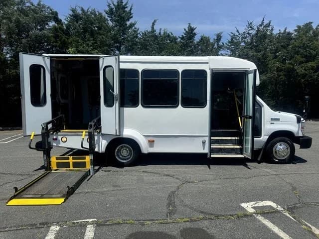 2014 Ford E350 Shuttle Bus - Image 9
