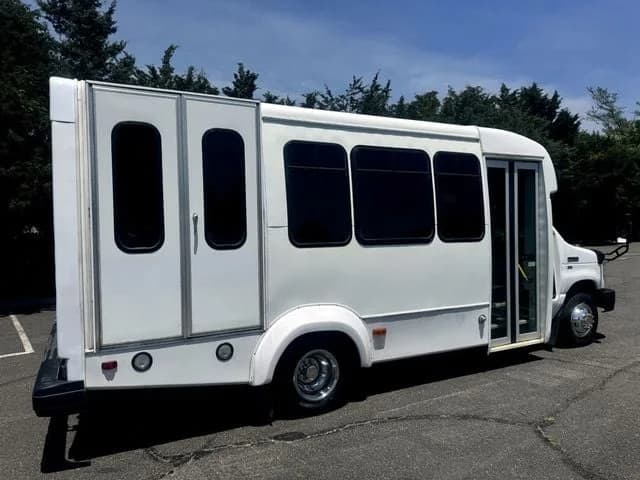 2014 Ford E350 Shuttle Bus - Image 8