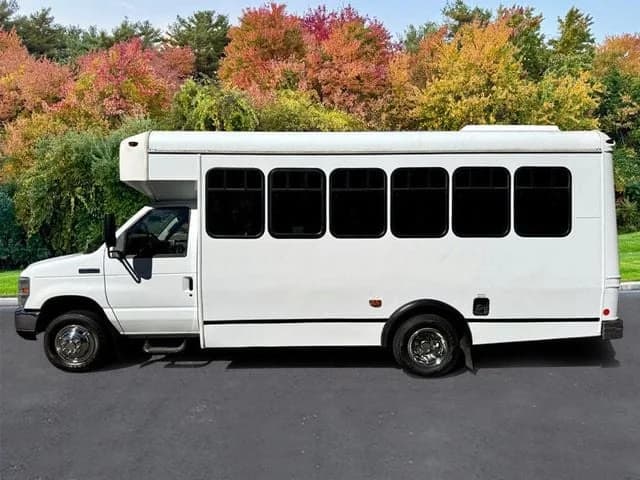 2014 Ford E450 Shuttle Bus - Image 4