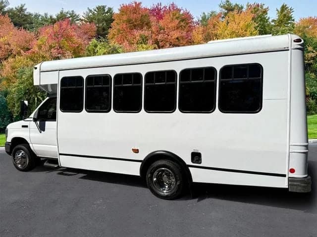 2014 Ford E450 Shuttle Bus - Image 5