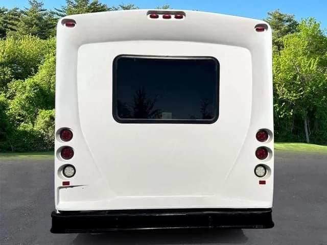2014 Ford E450 Shuttle Bus - Image 9