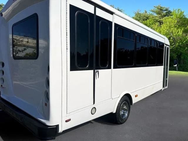 2014 Ford E450 Shuttle Bus - Image 7