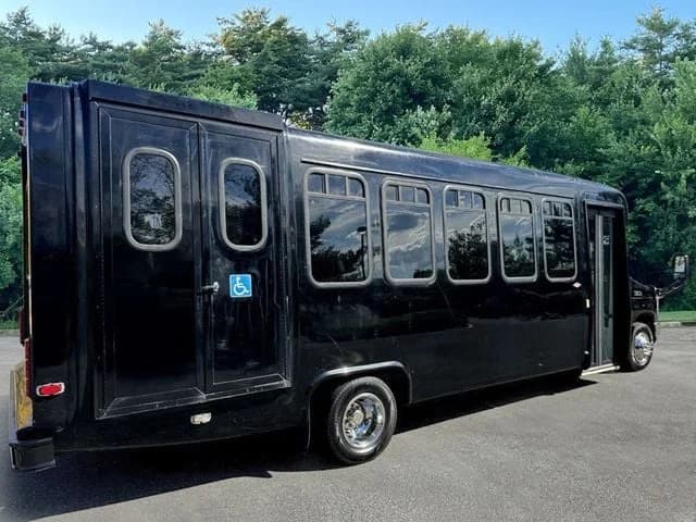 2013 Ford E450 Shuttle Bus - Image 9