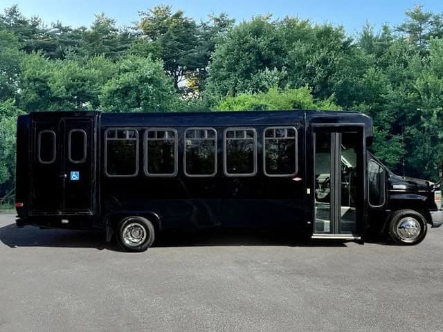 2013 Ford E450 Shuttle Bus - Image 10