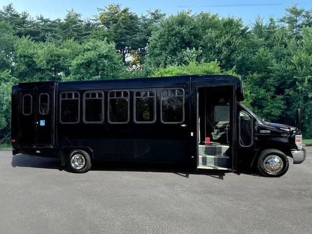 2013 Ford E450 Shuttle Bus - Image 11