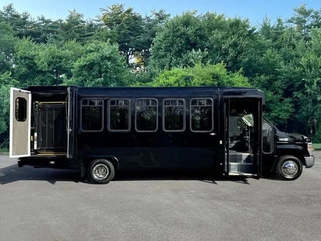 2013 Ford E450 Shuttle Bus - Image 12