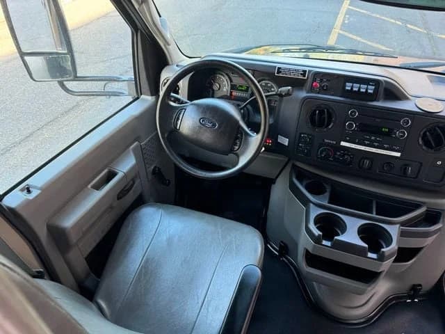 2013 Ford E450 Shuttle Bus - Image 23