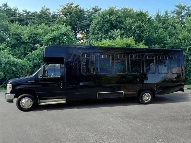 2013 Ford E450 Shuttle Bus - Image 3