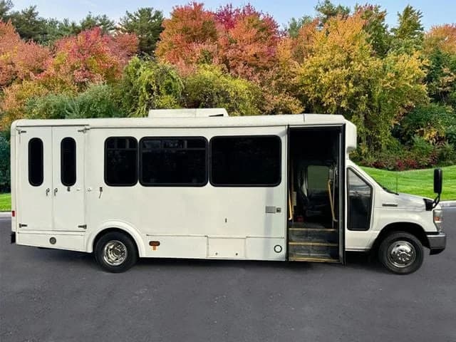 2013 Ford E450 Shuttle Bus - Image 2
