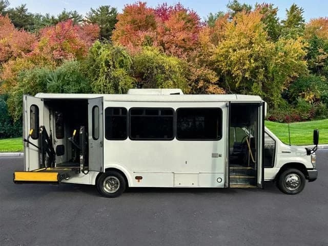 2013 Ford E450 Shuttle Bus - Image 3