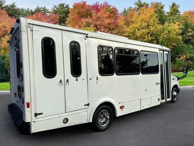 2013 Ford E450 Shuttle Bus - Image 5