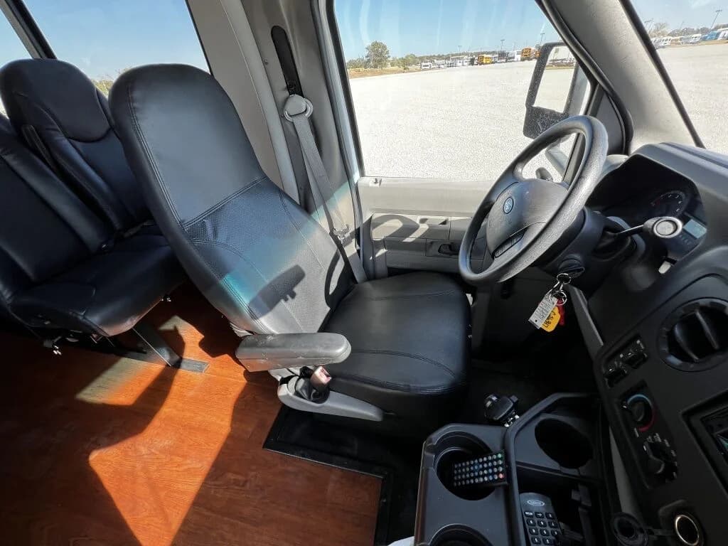 2016 Ford E450 Starcraft Shuttle Bus - Image 3