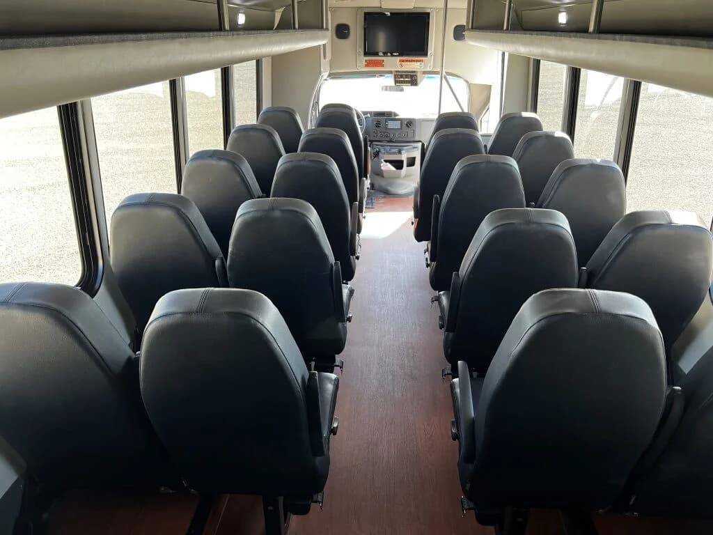 2016 Ford E450 Starcraft Shuttle Bus - Image 8