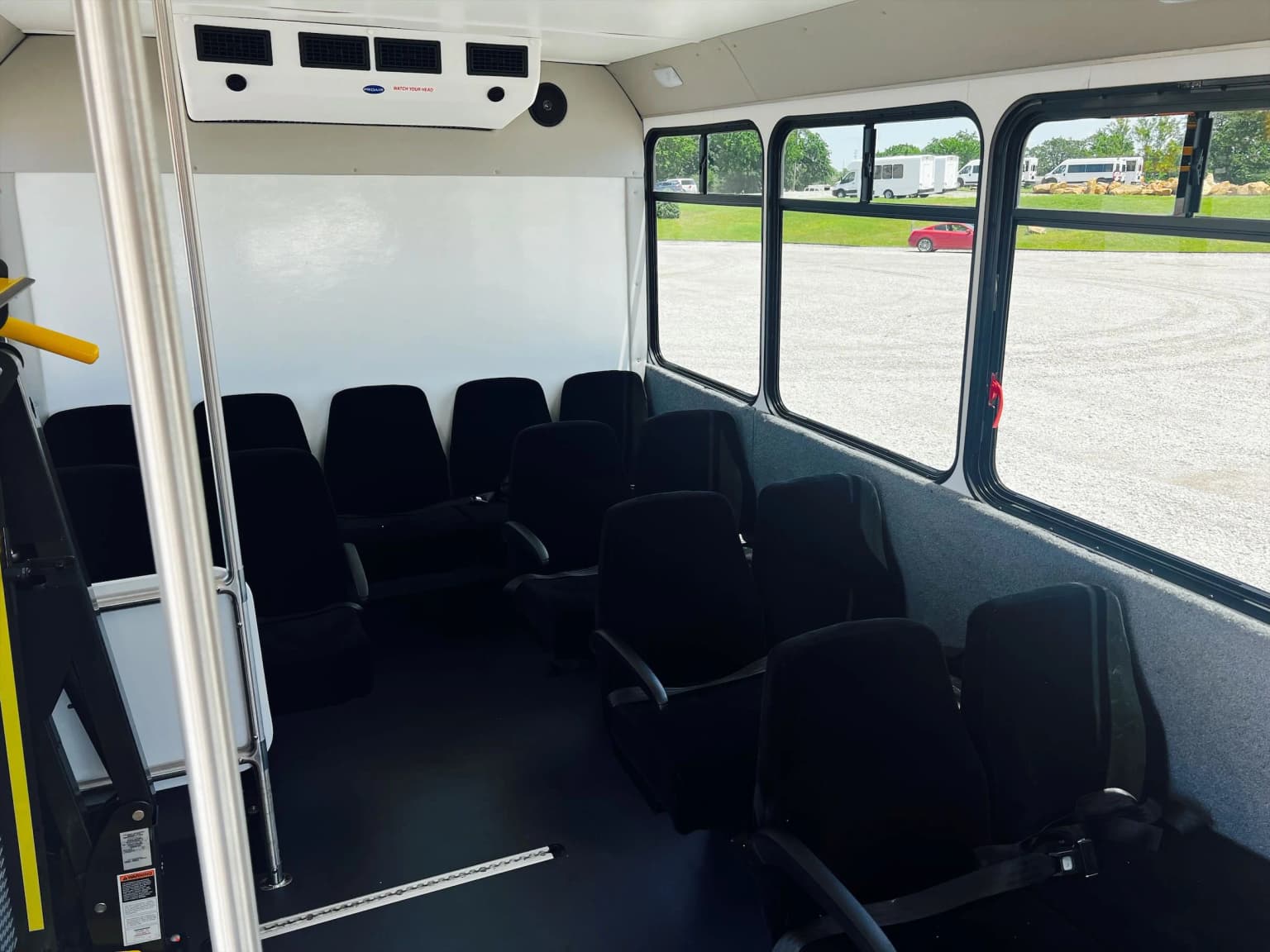 2019 Ford E350 Eldorado Shuttle Bus - Image 9