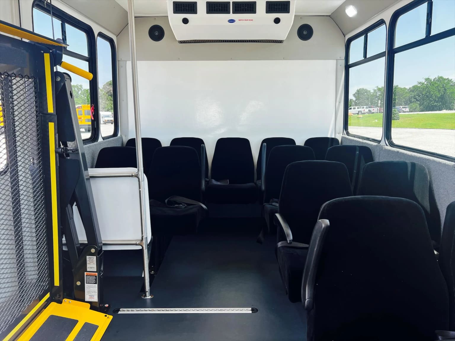 2019 Ford E350 Eldorado Shuttle Bus - Image 10