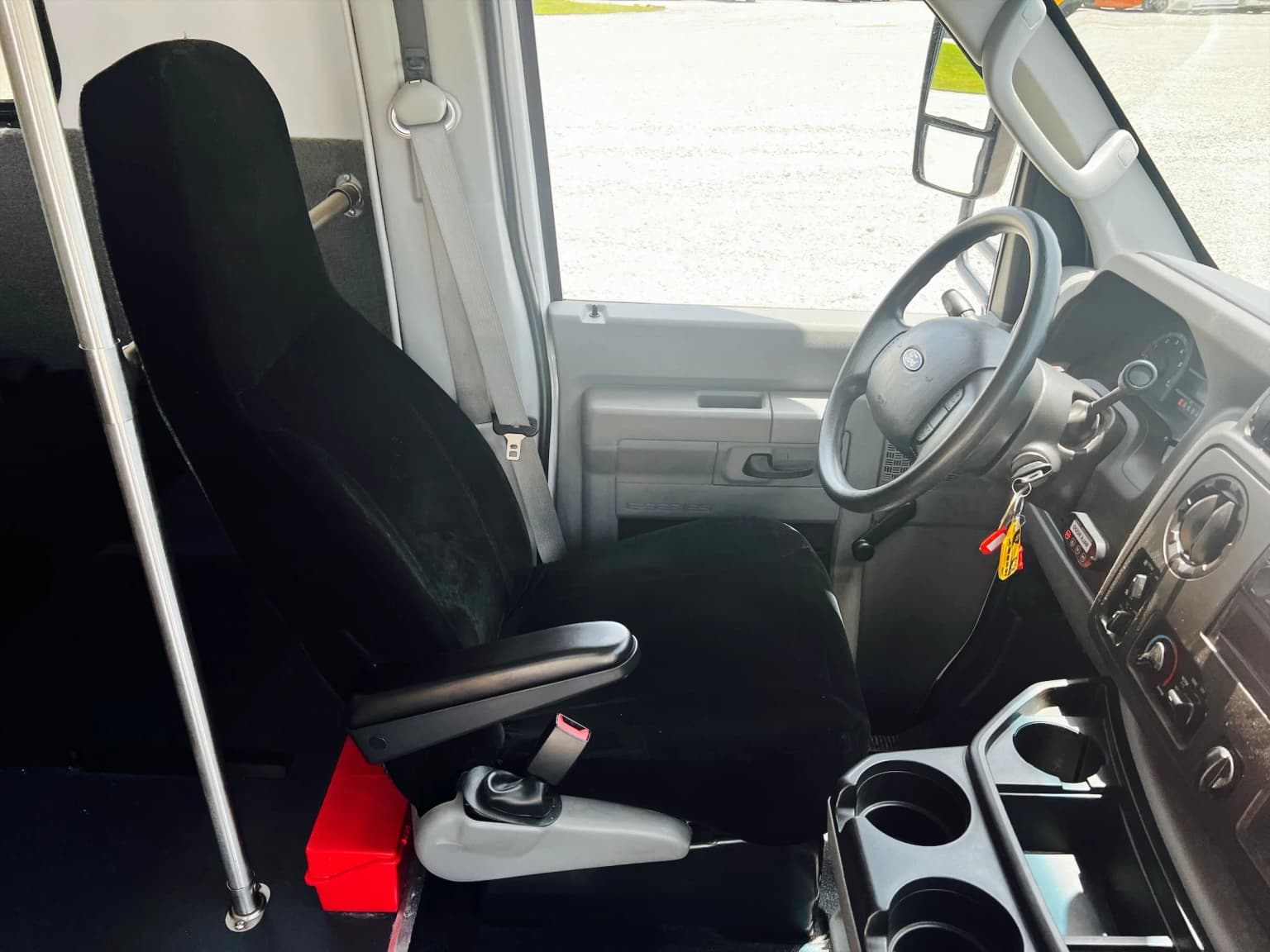 2019 Ford E350 Eldorado Shuttle Bus - Image 8