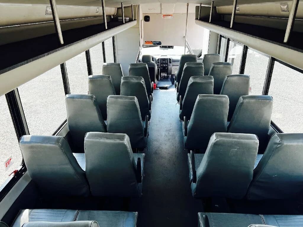 2017 Ford F550 Starcraft XL Mid Size Bus - Image 9