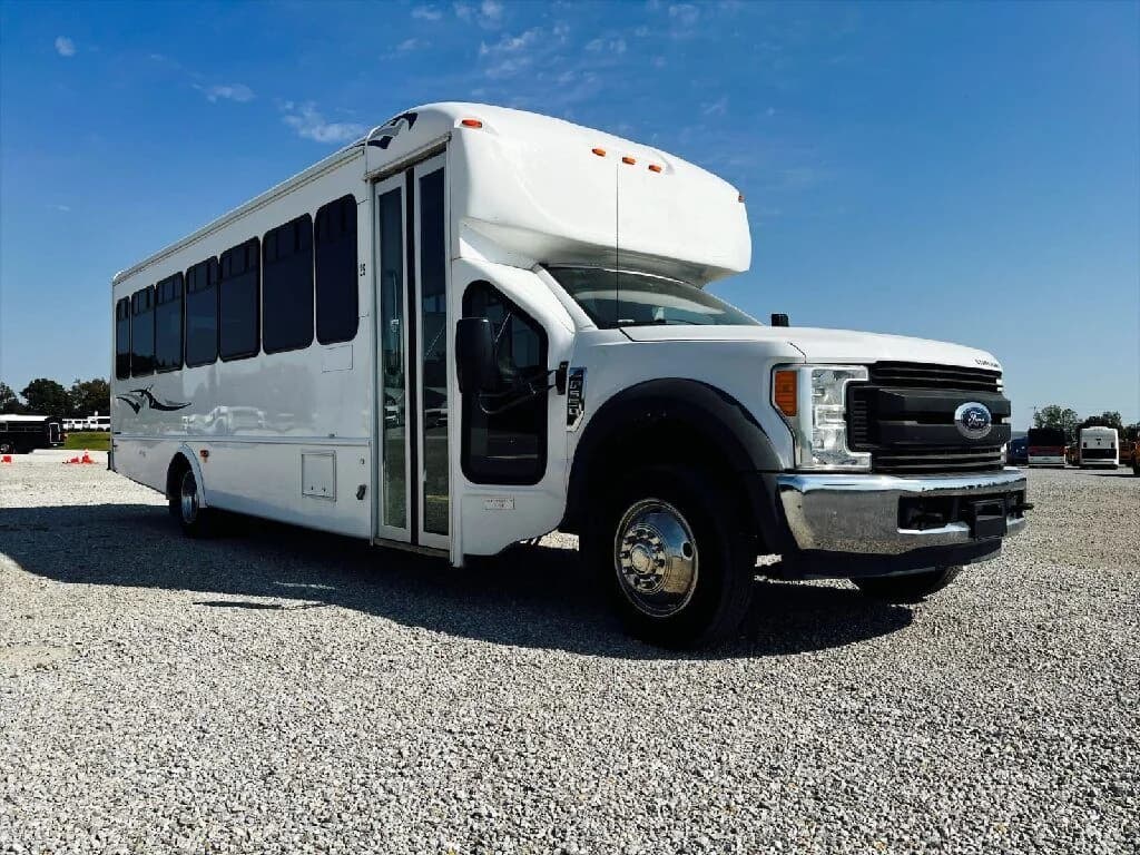 2017 Ford F550 Starcraft XL Mid Size Bus - Image 1
