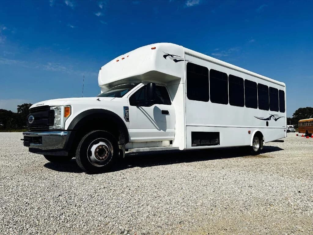 2017 Ford F550 Starcraft XL Mid Size Bus - Image 2