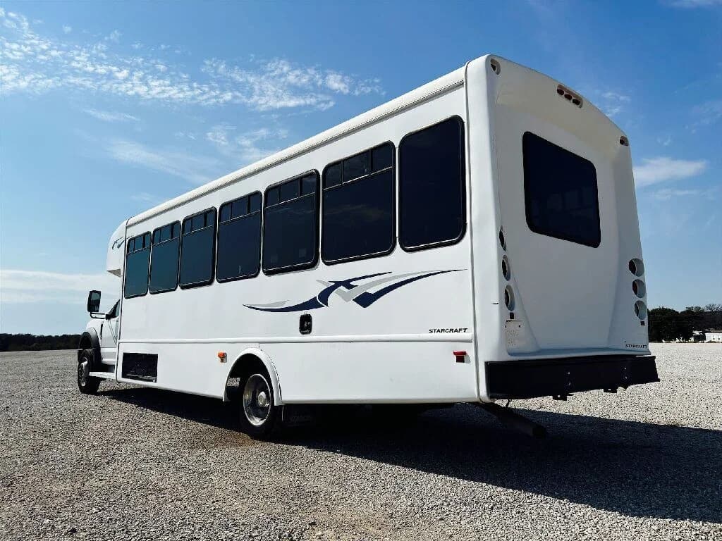 2017 Ford F550 Starcraft XL Mid Size Bus - Image 3