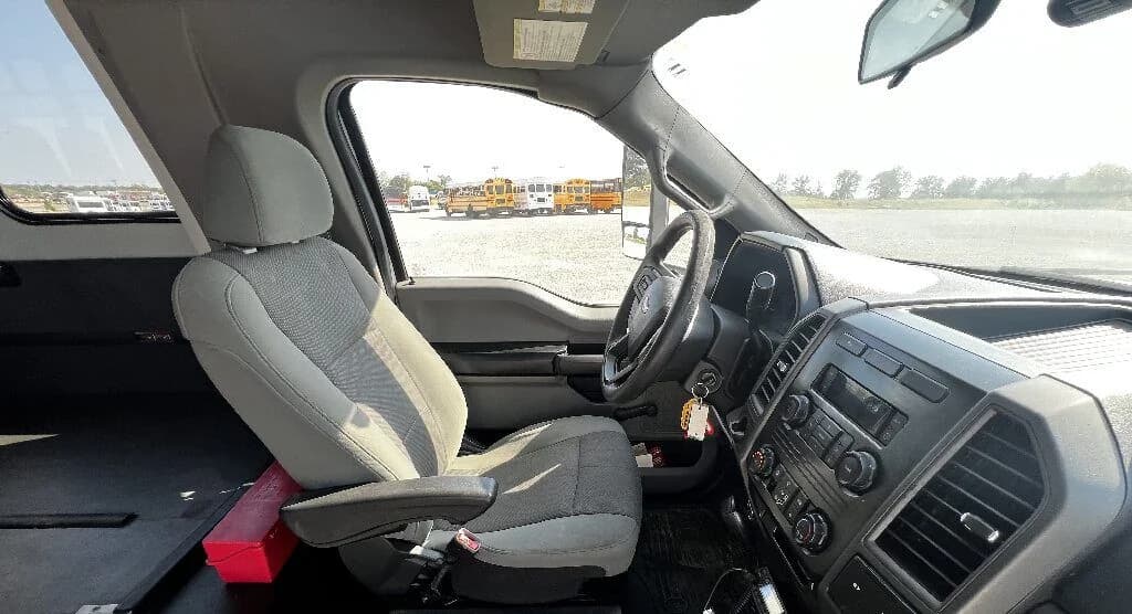 2017 Ford F550 Starcraft XL Mid Size Bus - Image 5
