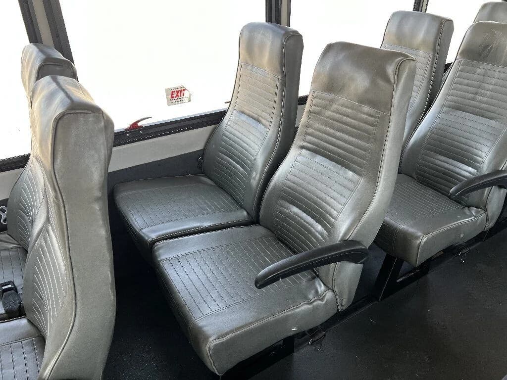 2017 Ford F550 Starcraft XL Mid Size Bus - Image 7